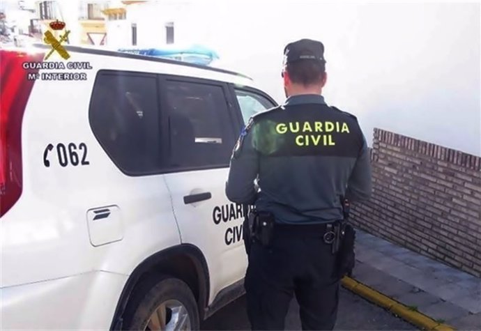 Agente de la Guardia Civil durante las pesquisas por la agresión.