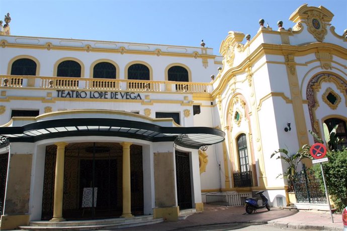 El Teatro Lope De Vega Y El Casino De La Exposición.