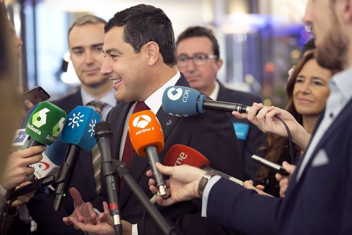 El presidente del PP-A, Juanma Moreno, atiende a los periodistas en Bruselas