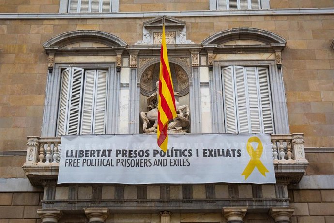 Torra mantiene el lazo amarillo en la Generalitat y envía un escrito a la JEC