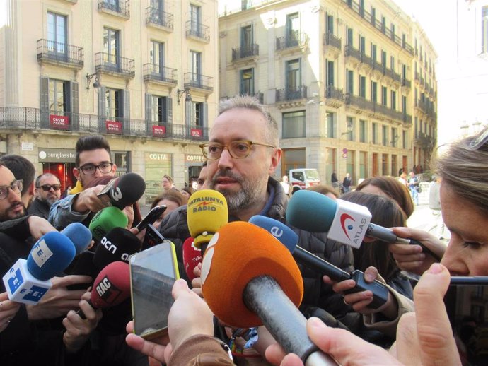 28A.- Cs porta Torra a la JEC per no retirar els llaos grocs i estudia denuncia