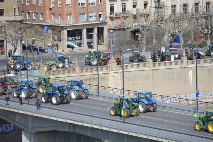 Un centenar de agricultores con 50 tractores reclaman en Lleida ayudas del Estad