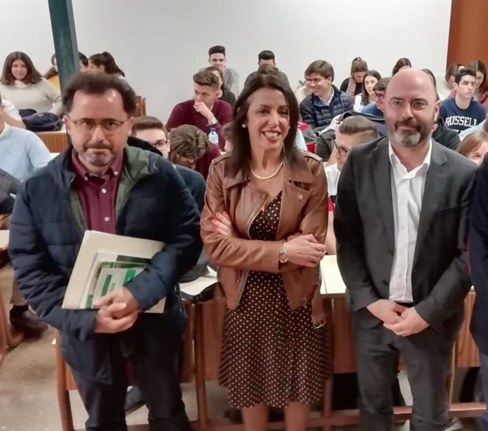Marta Bosquet explica a estudiantes de Derecho en Córdoba cómo es "el día a día"
