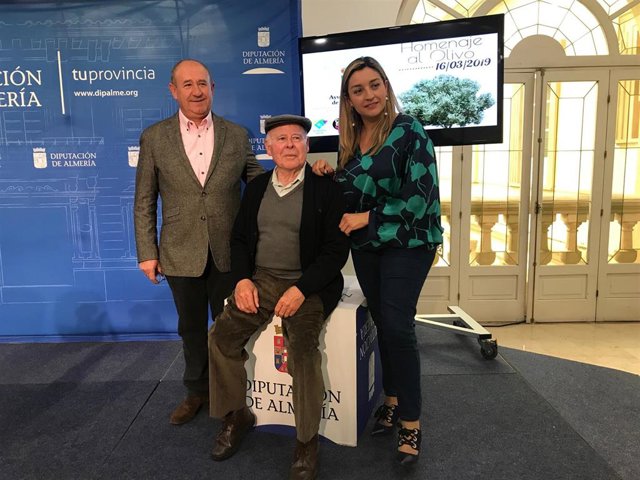 La diputada y el alcalde de Abrucena, con el agricultor homenajeado.