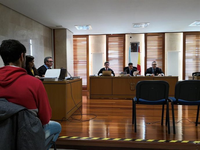 Testigos desmienten la coartada del acusado por el incendio de Ribeira pero la d