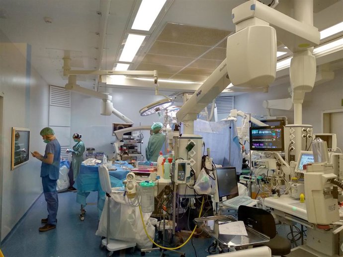 Cirugía en un quirófano híbrido del Hospital Vall d'Hebron de Barcelona
