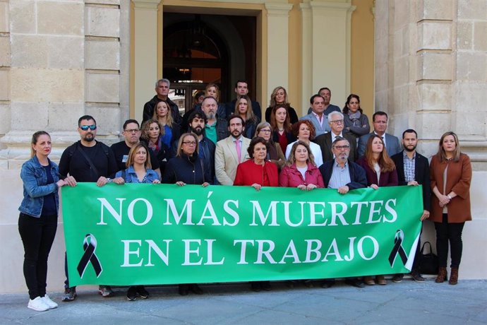 Sevilla.- Minuto de silencio ante el Ayuntamiento por el trabajador fallecido en