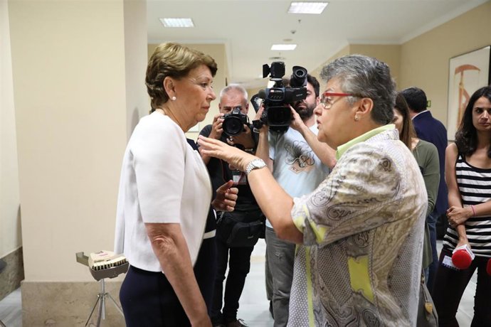 Magdalena Álverez y Pilar Vera en los pasillos del Congreso
