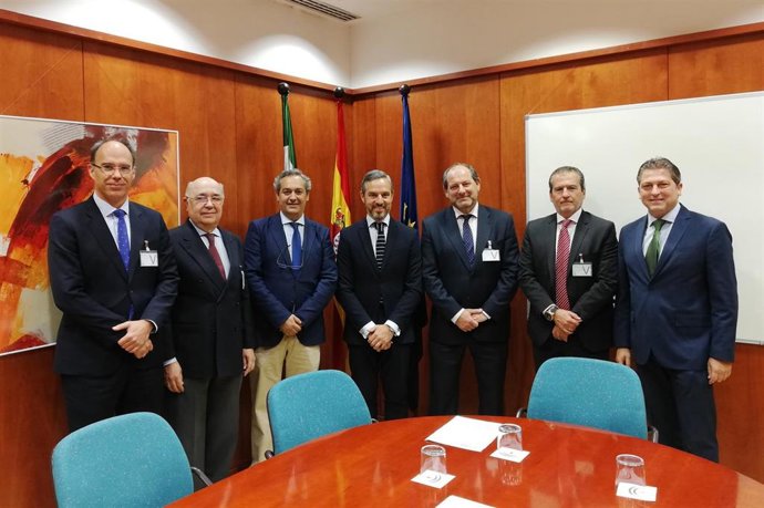 El consejero de Hacienda traslada a asociación de renovables su "compromiso con 