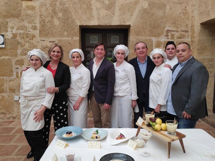 Málaga.- Empresas, establecimientos y profesionales de la Axarquía reciben el di