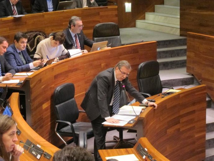 El consejero Francisco del Busto, durante el Pleno. 