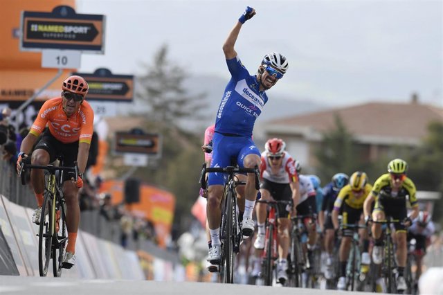 Ciclismo.- Alaphilippe impone su fuerza en la segunda etapa y Adam Yates se colo