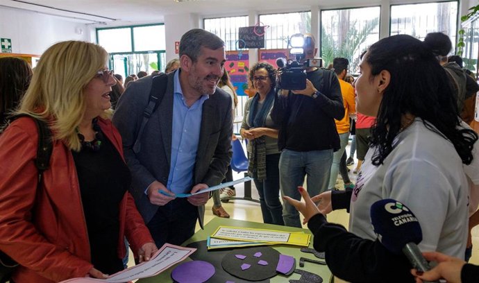 Clavijo evalúa el ciclo superior de igualdad del CIFP Los Gladiolos (Tenerife), 