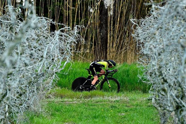 Ciclismo.- Yates se redime con la 'crono' y Kwiatkowski refuerza el liderato en 