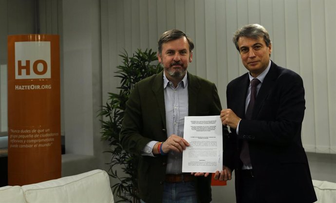 FOTO REMITIDA POR HAZTEOIR.ORG. Arsuaga (i) y Policarpo Sánchez (d) tras la firm