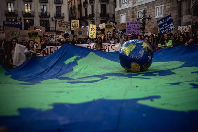 Students strike for better climate protection in Barcelona