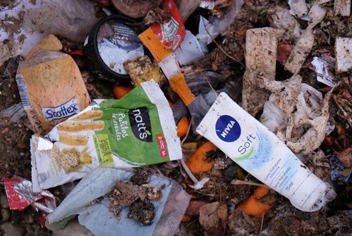 Voluntarios de Greenpeace denuncian la contaminación de envases de plástico en u