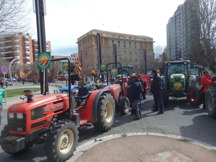 Unió de Pagesos reúne a 300 tractores para pedir al Gobierno medidas para los ag