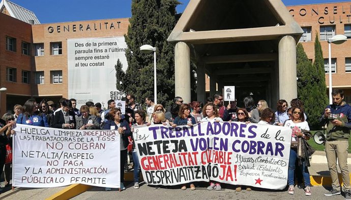 Limpiadoras en huelga piden a la administración no contratar empresas que no pag
