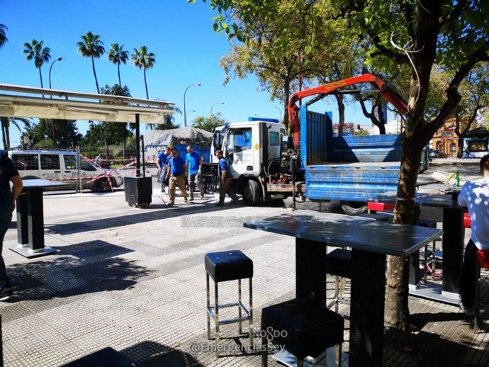 Sevilla.- Retirados del paseo de Colón 41 mesas y 118 sillas o taburetes por su 