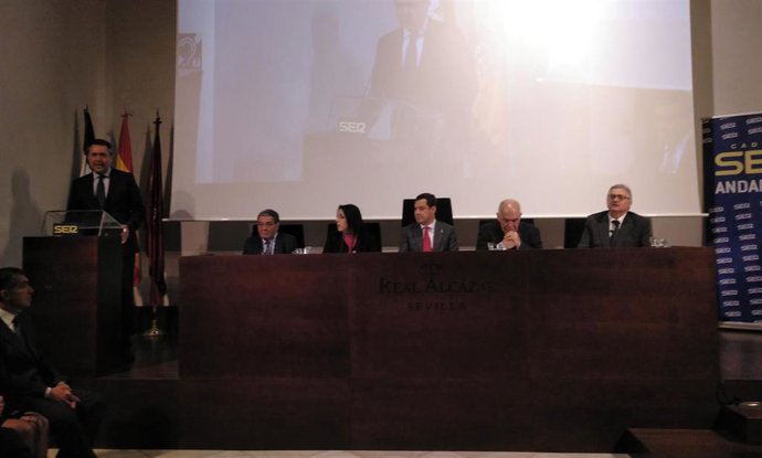 Moreno reivindica "el espíritu de la Transición" porque los retos de Andalucía r