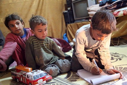 Los niños sirios sueñan con tener una educación mientras que los españoles sueña