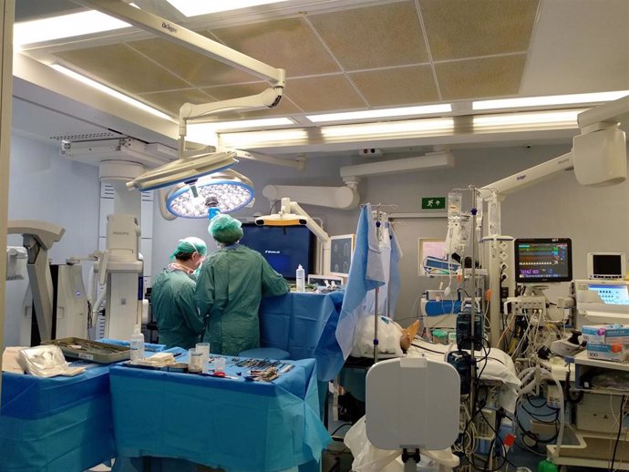 Cirugía cerebral en un quirófano híbrido del Hospital Vall d'Hebron de Barcelona