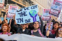Miles de jóvenes piden en Madrid medidas urgentes contra el cambio climático: "Sin planeta no hay futuro"