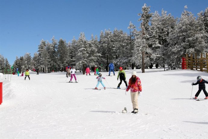 Esquiadores en Aramón Valdelinares