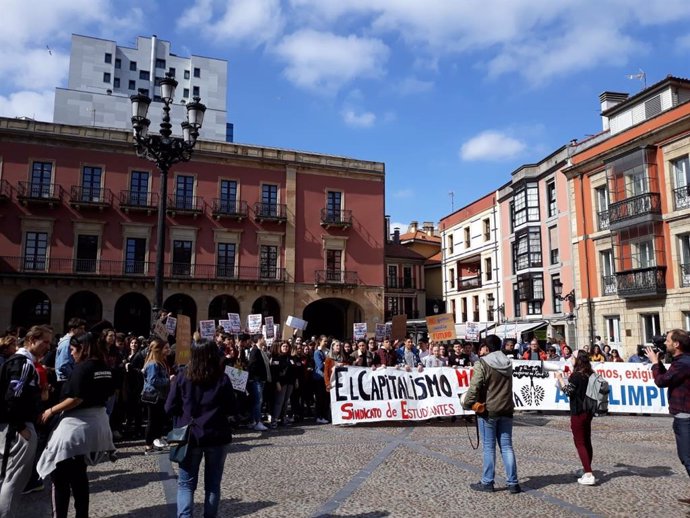 "El Capitalismo Mata El Planeta", Gritan En La Manifestación Estudiantil Convoca