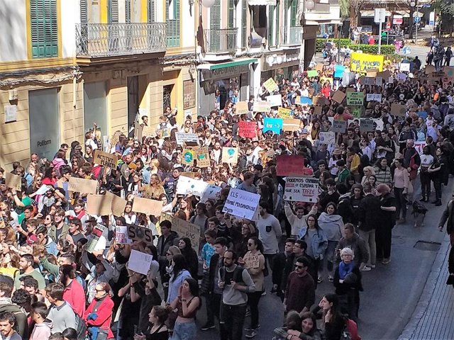 Más de medio millar de estudiantes protestan en Palma ante la "emergencia climát