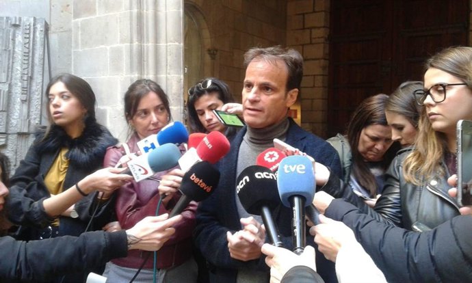 El Gobierno de Colau afirma que retiró el lazo amarillo para "no alimentar polém