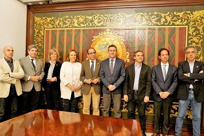 Sevilla.- El alcalde y el rector de la US firman el convenio de creación de la n