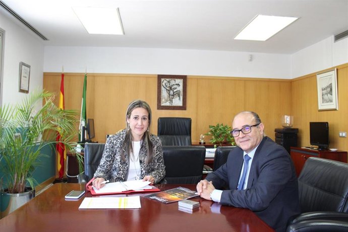 [Grupohuelva] Nota Y Foto Junta (Reunión Presidente Consejo Colegio Minas)