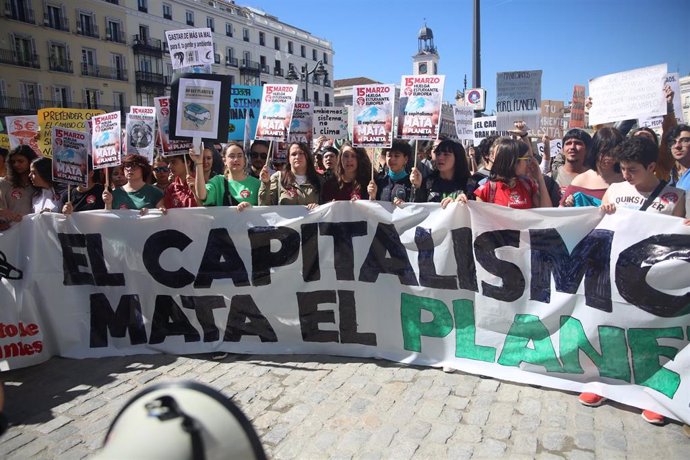 Celebración en Madrid de la huelga estudiantil internacional contra el cambio cl