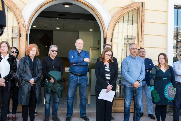 Minuto de silencio en Godella (Valencia) por los niños asesinados en la localida