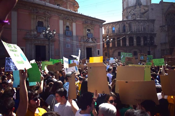 Jóvenes llenan la Plaza de la Virgen de Valncia para reclamar que se declare la