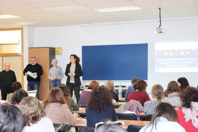 Un centenar de profesionales asisten a la jornada del IMAS sobre fortalecimiento