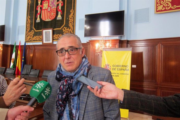 El presidente de la CHG, Joaquín Páez, atiende a los periodistas en Jaén.