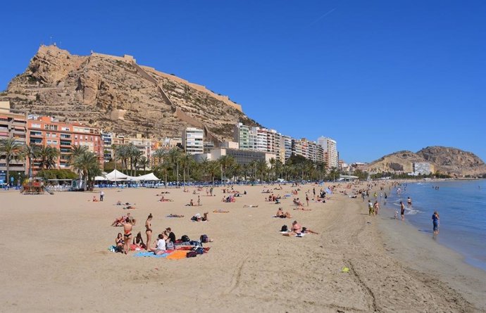 Turismo.- Alicante pone en marcha un operativo especial de salvamento y socorris