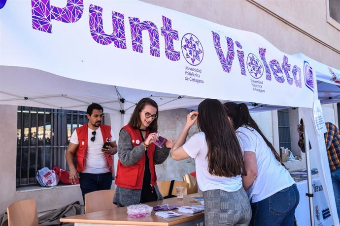 Unidad de Igualdad instala un punto violeta en la UPCT con motivo de las fiestas
