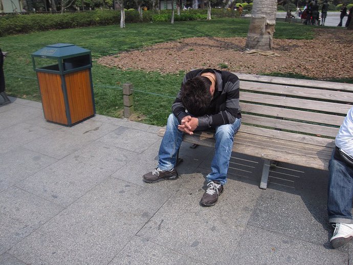 Narcolepsia, señor dormido en un banco de la calle