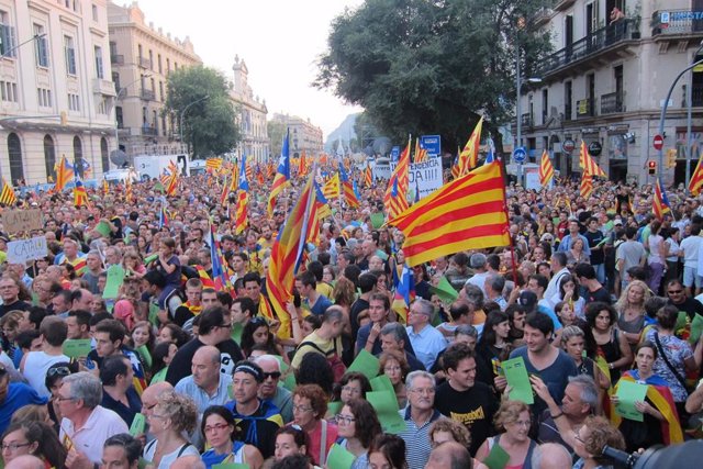 Gran manifestación independentista en el centro de Barcelona en la Diada. 11 de 