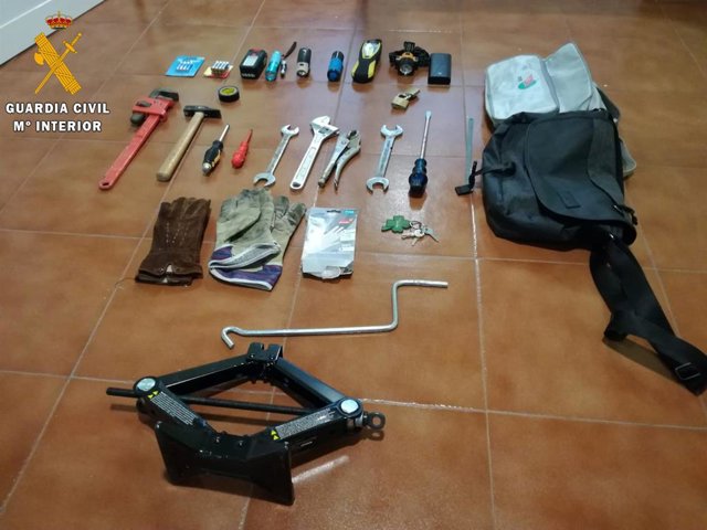 Sucesos.- Dos detenidos por robar en la vivienda de Manuela Carmena en El Espina