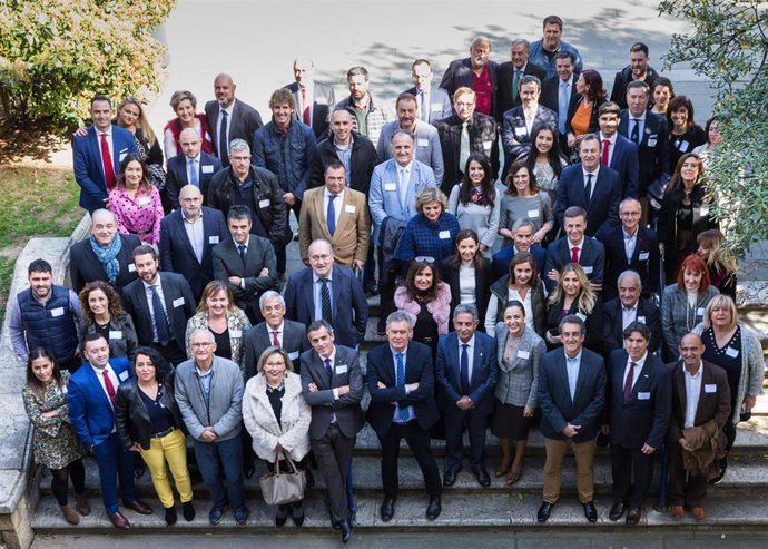 Revilla dice que el tren con Bilbao tiene que ser una "exigencia total de Cantab