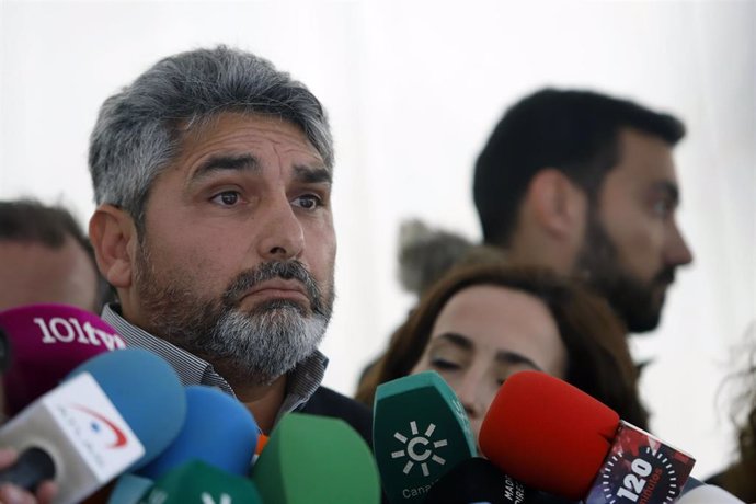 Juan José Cortés atiende a los medios para informar sobre el rescate en Totalán
