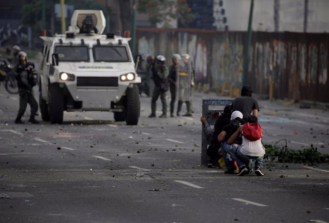 Enfrentamientos entre policías y manifestantes en Caracas