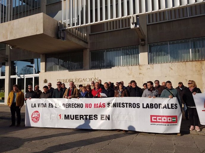 Los sindicalistas concentrados ante la Subdelegación en Córdoba por el último ac