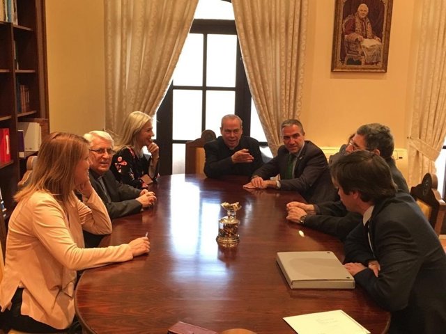 Málaga.- Los consejeros de Presidencia y Cultura se reúnen con el Obispo de Mála