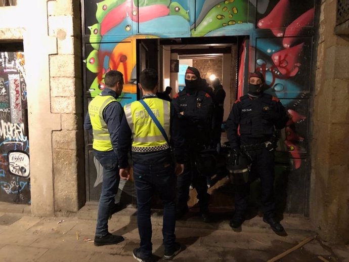 Successos.- Detenen tres responsables de dos narcopisos del Raval de Barcelona